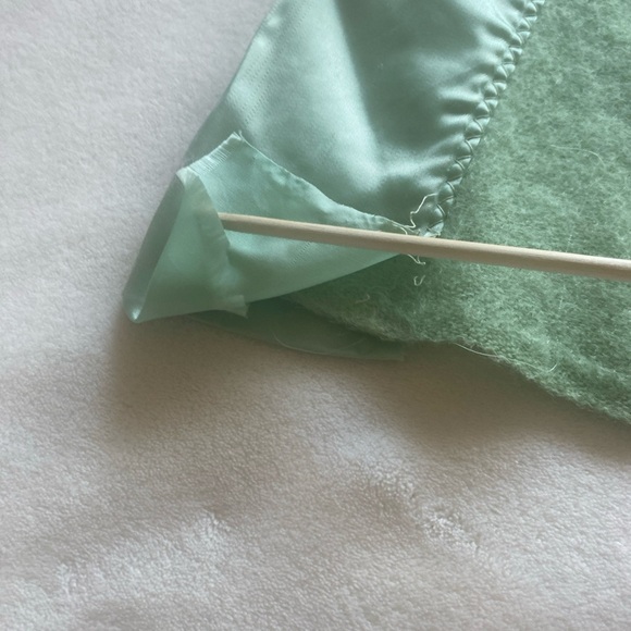 Vintage green 100% wool blanket was satin trim 60 x 80 twin size - Picture 3 of 8